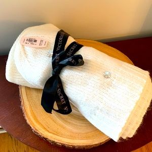 New with tags 💗Victoria’s Secret💗 hat and scarf combo